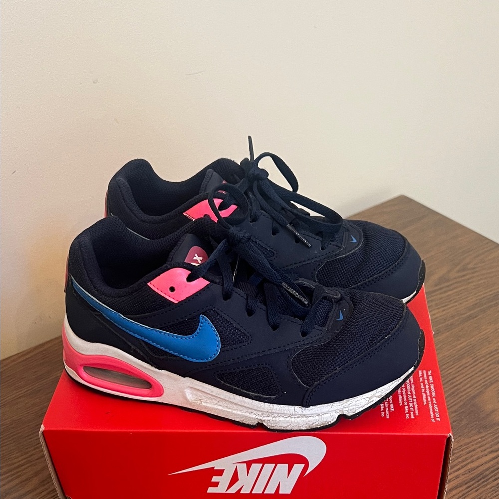 Nike Air Max IVO (PS) / size 1.5 Y